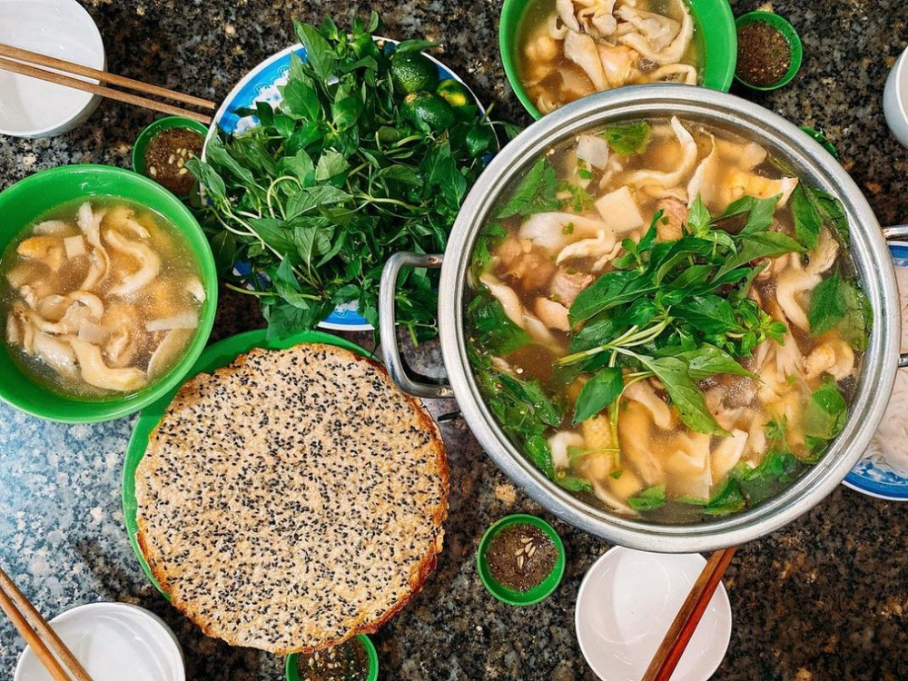 Nồi lẩu gà lá é nóng hổi tỏa hương thơm ngát, chuẩn bị cho một bữa ăn đầy hấp dẫn